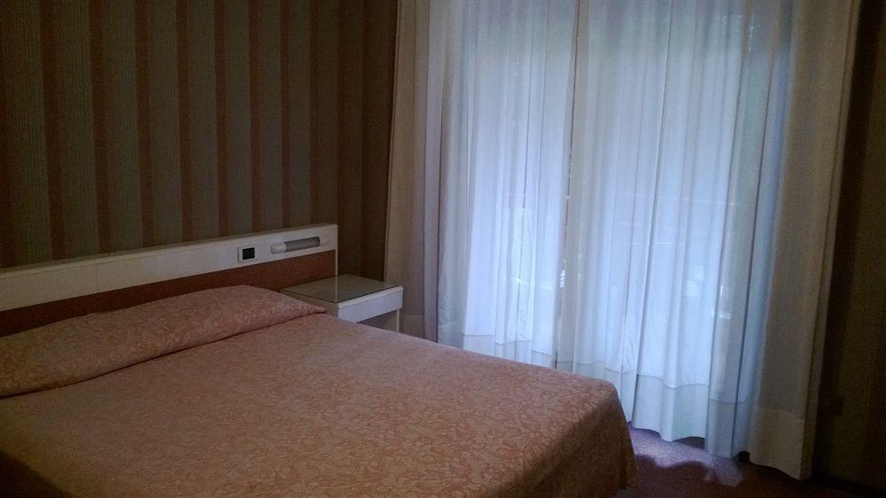 Hotel Desiree - Garda Lake Collection Sirmione Bagian luar foto