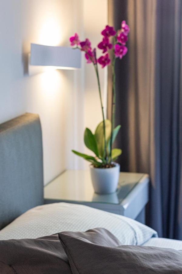 Hotel Desiree - Garda Lake Collection Sirmione Bagian luar foto