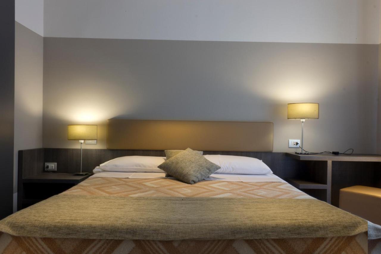 Hotel Desiree - Garda Lake Collection Sirmione Bagian luar foto
