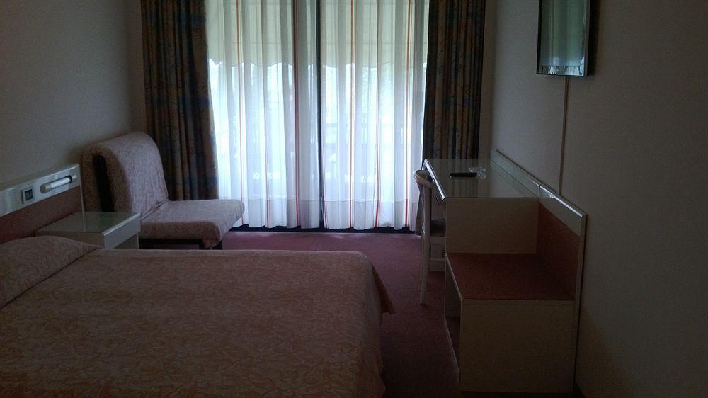 Hotel Desiree - Garda Lake Collection Sirmione Bagian luar foto