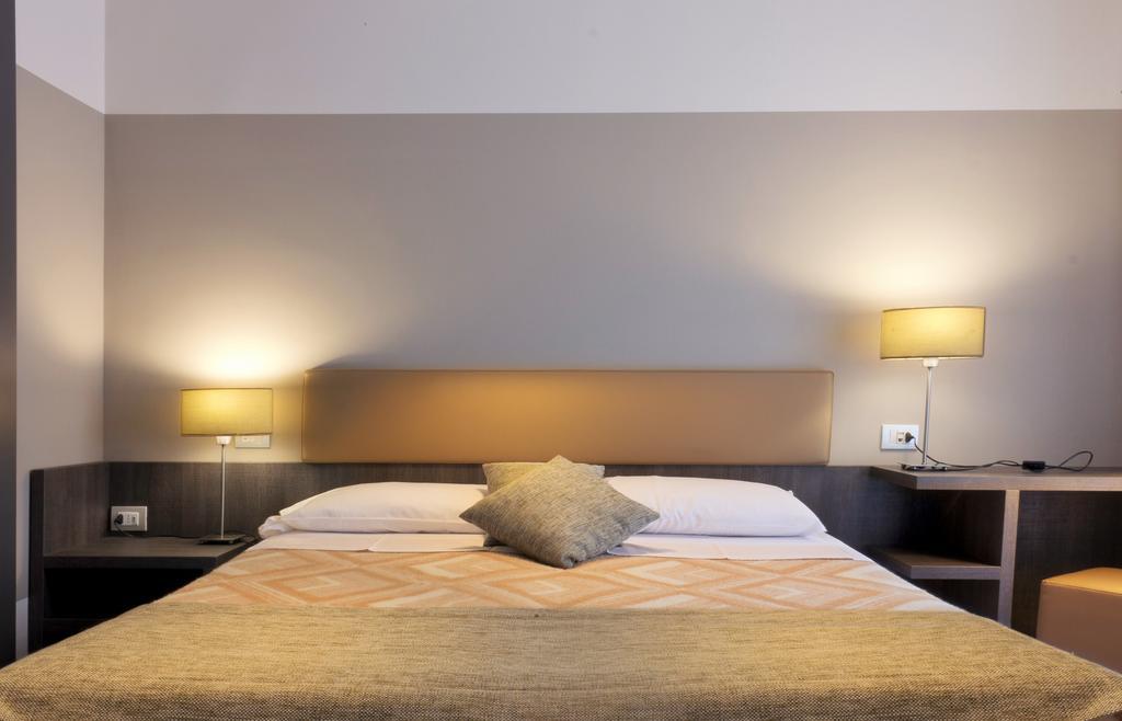 Hotel Desiree - Garda Lake Collection Sirmione Bagian luar foto