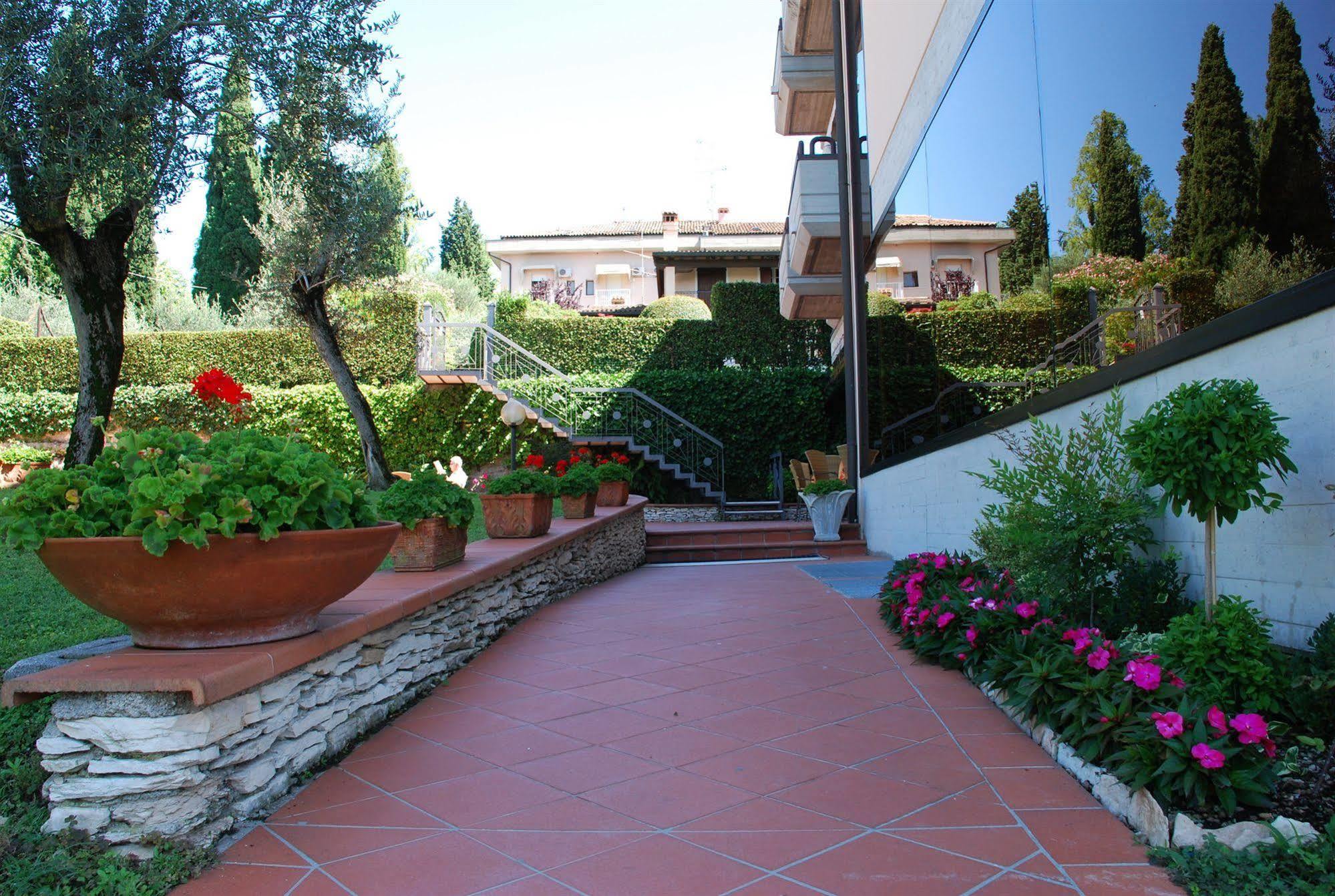 Hotel Desiree - Garda Lake Collection Sirmione Bagian luar foto