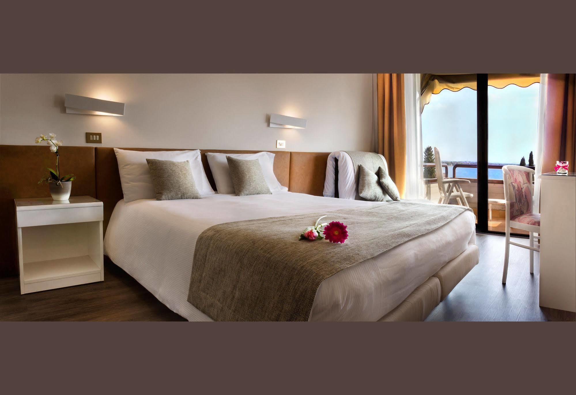 Hotel Desiree - Garda Lake Collection Sirmione Bagian luar foto