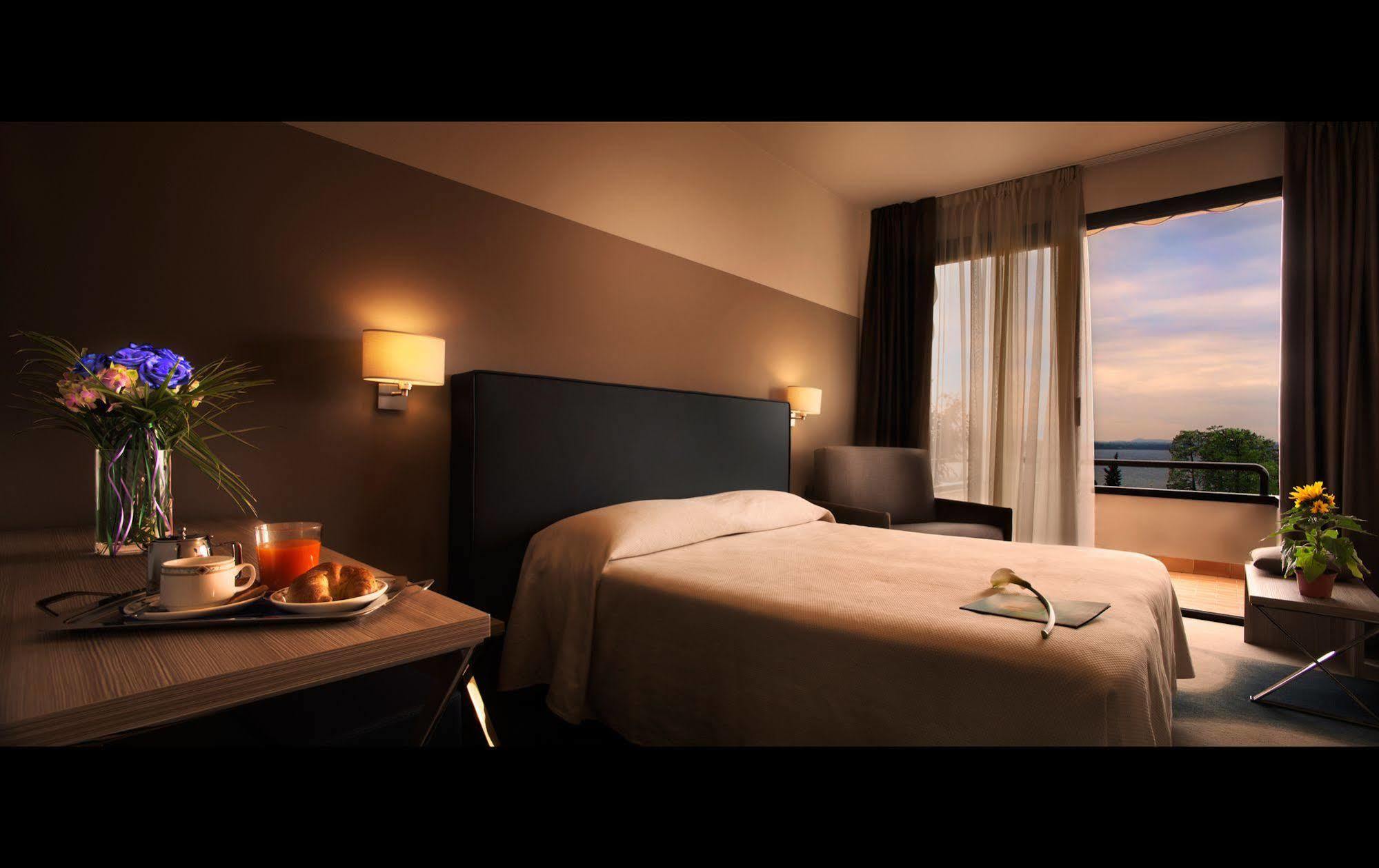 Hotel Desiree - Garda Lake Collection Sirmione Bagian luar foto