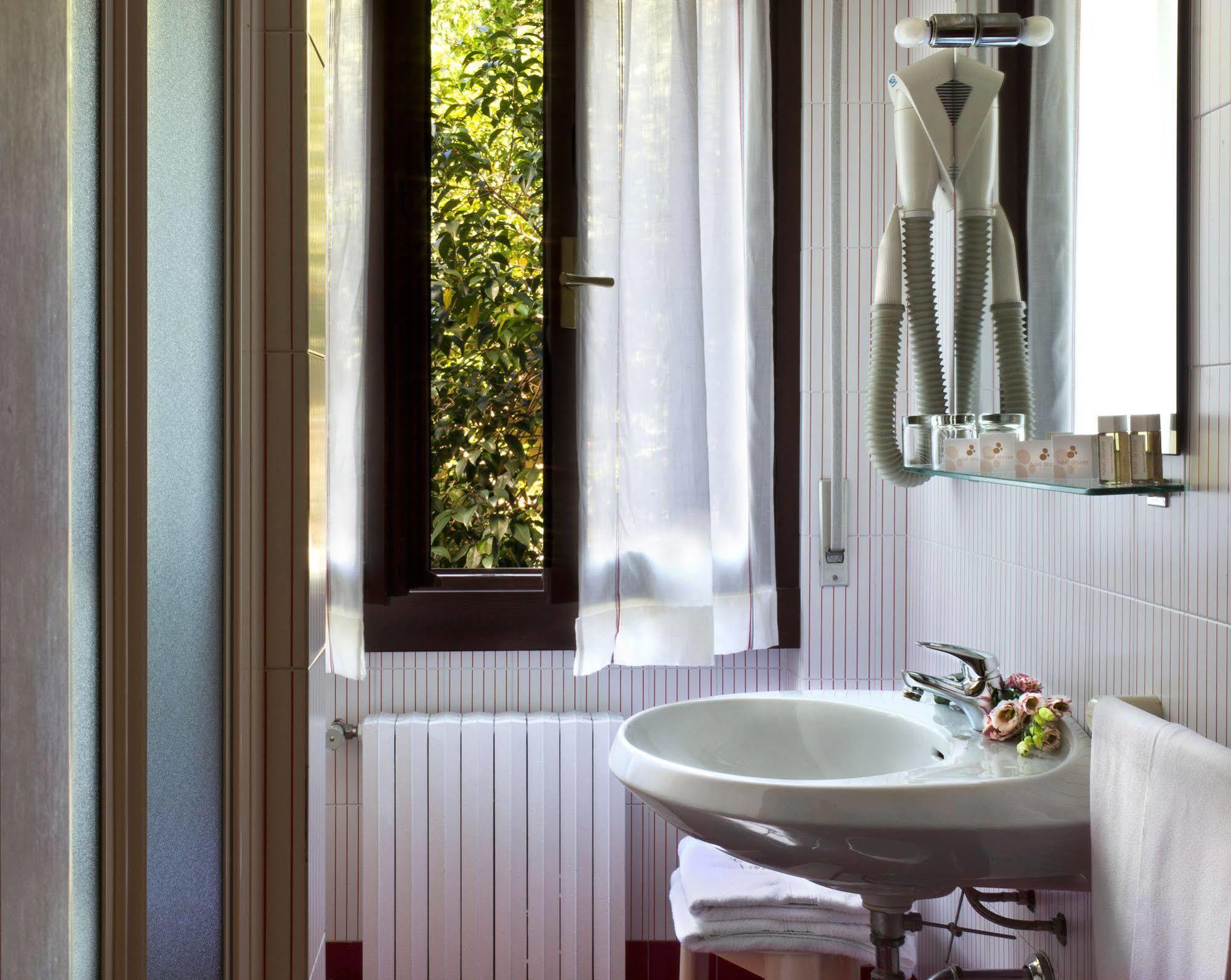 Hotel Desiree - Garda Lake Collection Sirmione Bagian luar foto
