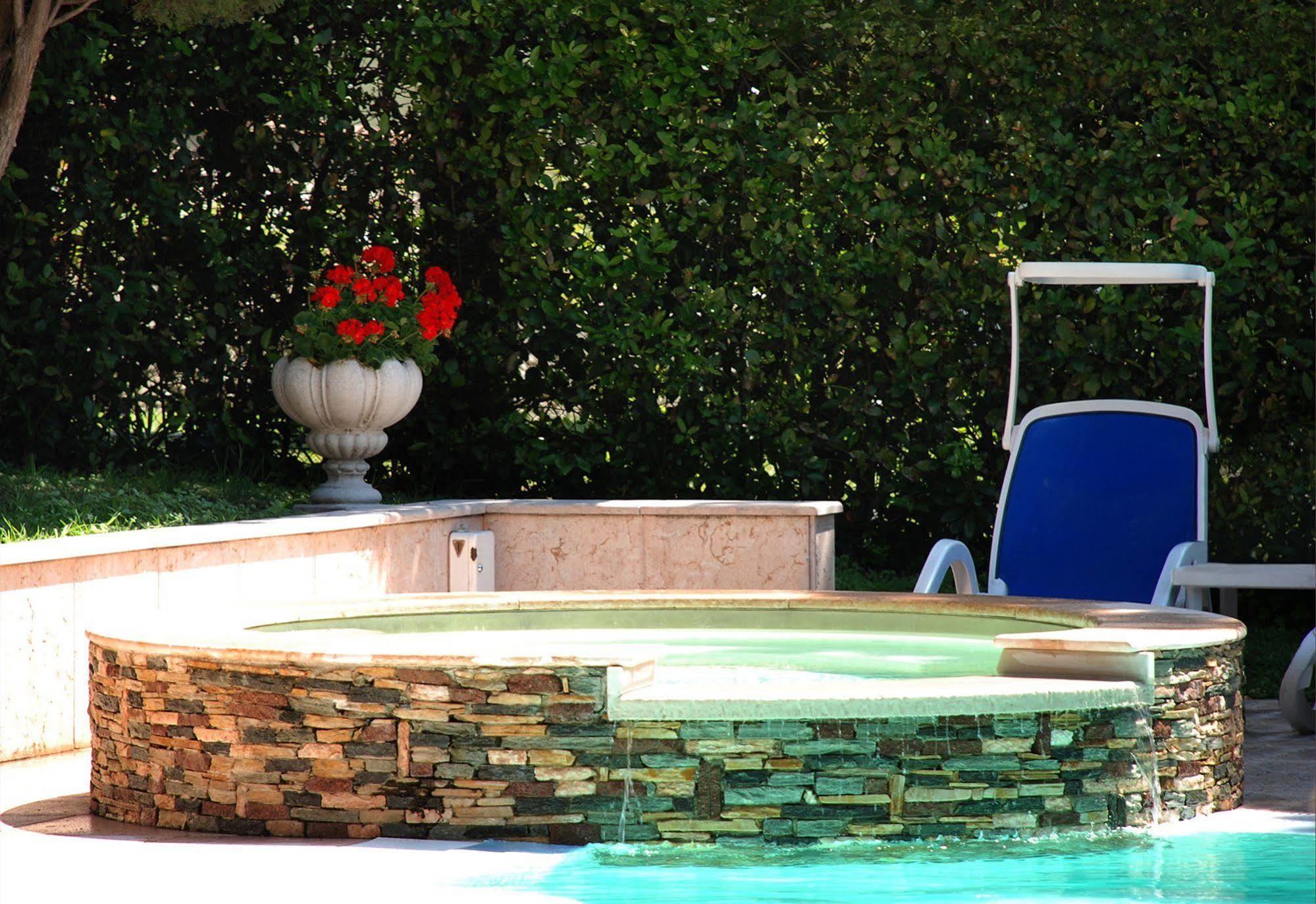 Hotel Desiree - Garda Lake Collection Sirmione Bagian luar foto